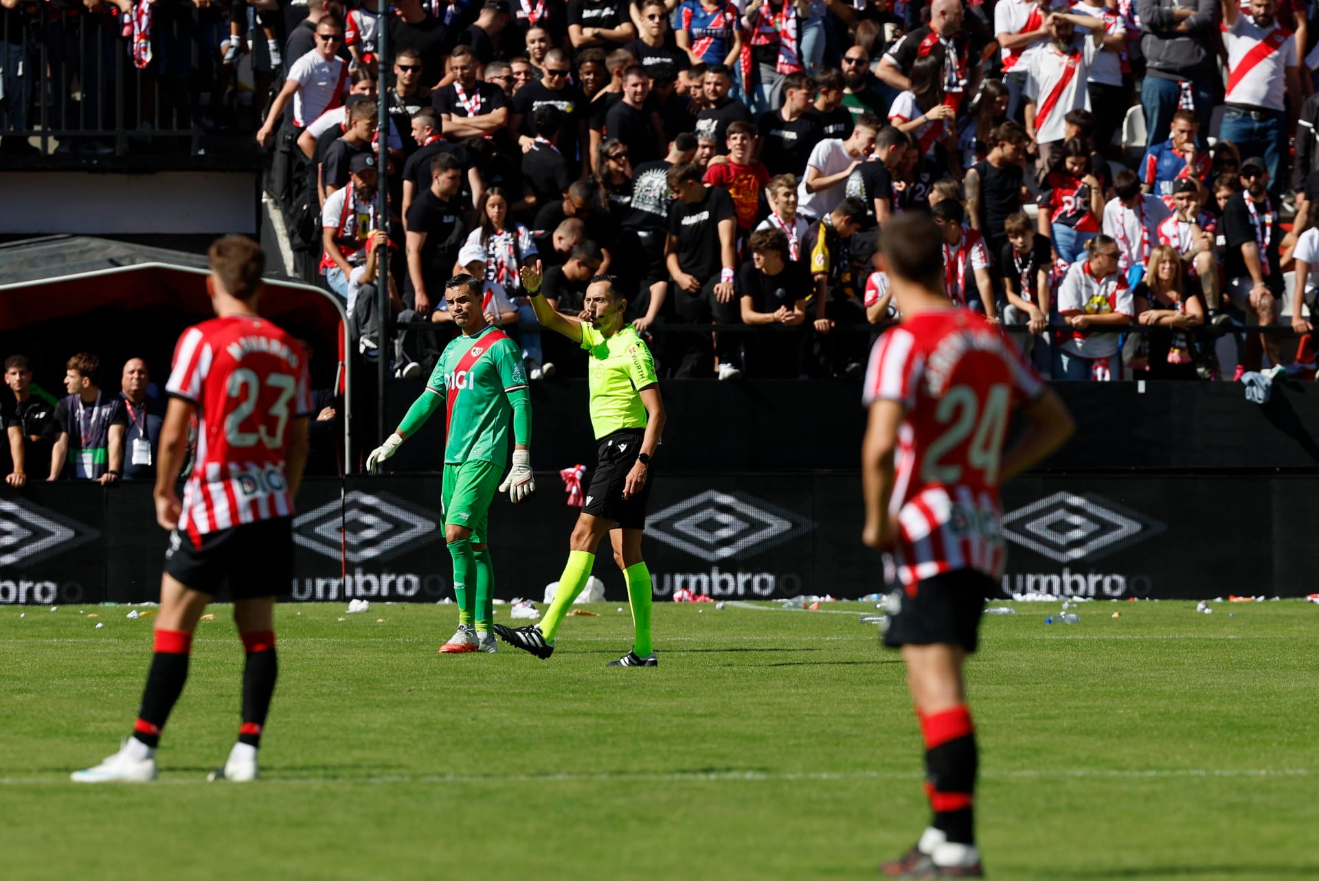 El árbitro José María Sánchez Martínez decide suspender el partido entre el Rayo Vallecano y el Athletic de Bilbao. (EFE/Mariscal)
