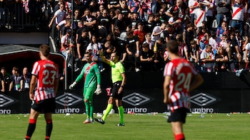 Lo nunca visto en LaLiga: la afición del Rayo Vallecano boicotea el partido contra el Athletic de Bilbao con el lanzamiento de objetos al campo en una protesta contra su presidente