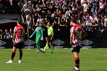 El árbitro José María Sánchez Martínez decide suspender el partido entre el Rayo Vallecano y el Athletic de Bilbao. (EFE/Mariscal)