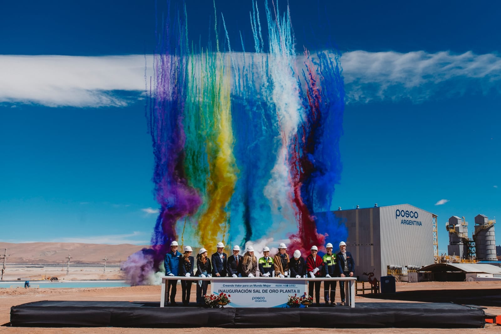 Representantes de la empresa Posco encabezan la inauguración de la planta comercial de litio Sal de Oro II en el límite entre Salta y Catamarca.