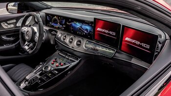 El interior de ambos autos,