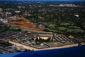 El Pentágono presiona a General Motors y Ford para reconvertir la industria automotriz y fabricar armamento a fin de evitar el desabastecimiento militar (AP Foto/Julia Demaree Nikhinson)