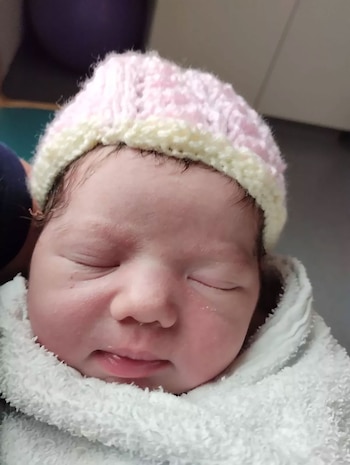 La recién nacida Lowri recibió