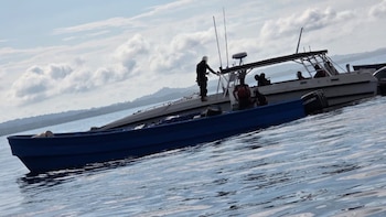 Guardacostas costarricenses interceptan lancha con casi dos toneladas de aparente cocaína frente a Bahía Ballena