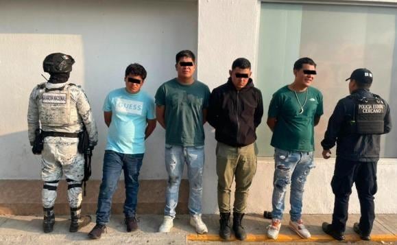 Quatro homens (SSEM) são prisioneiros.