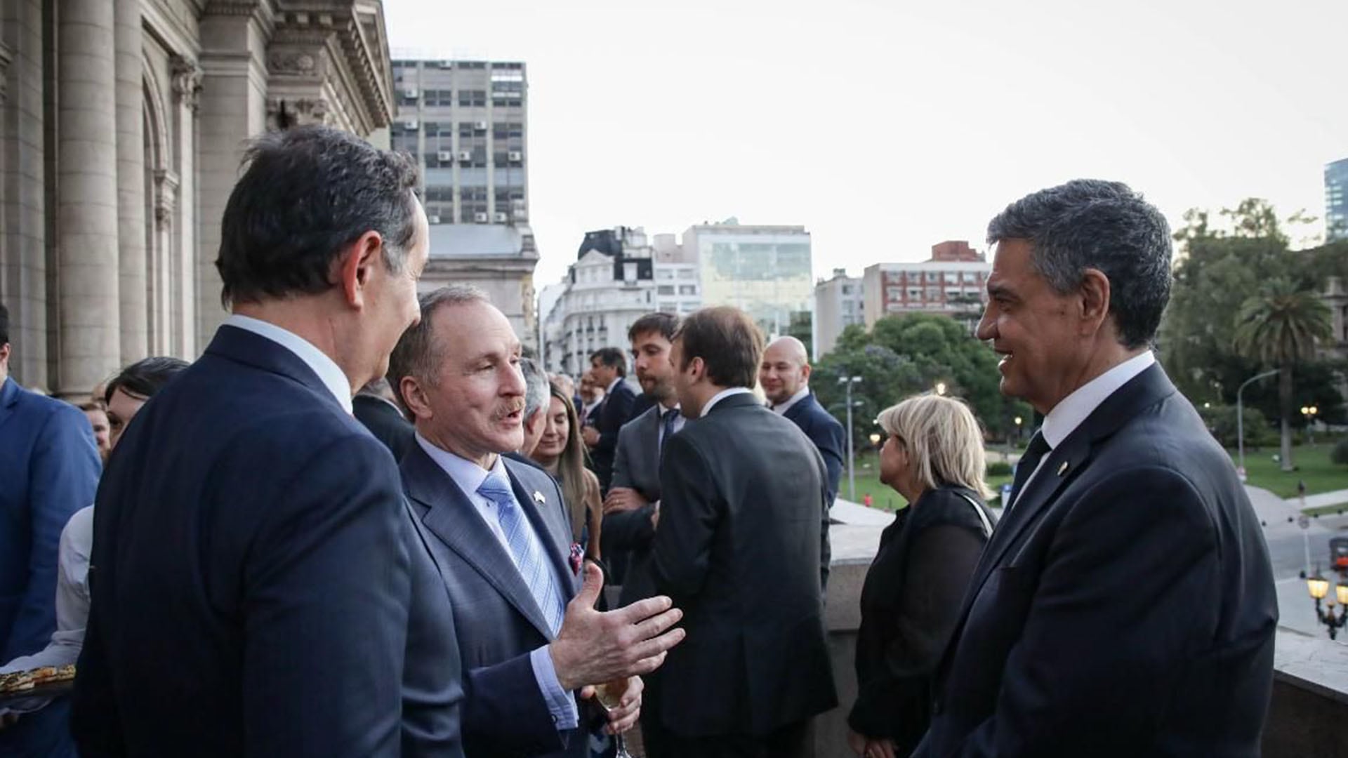 Jorge Macri conversa con el embajador de los Estados Unidos, Peter Lamelas (Prensa GCBA)