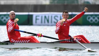 Juegos Olímpicos de Tokio 2020 - Remo - Pareja masculina - Ceremonia de entrega de medallas - Canal del Bosque del Mar, Tokio, Japón - Los medallistas de oro Martin Sinkovic, de Croacia, y Valent Sinkovic, de Croacia, celebran con sus medallas, 29 de julio de 2021. REUTERS/Piroschka Van De Wouw