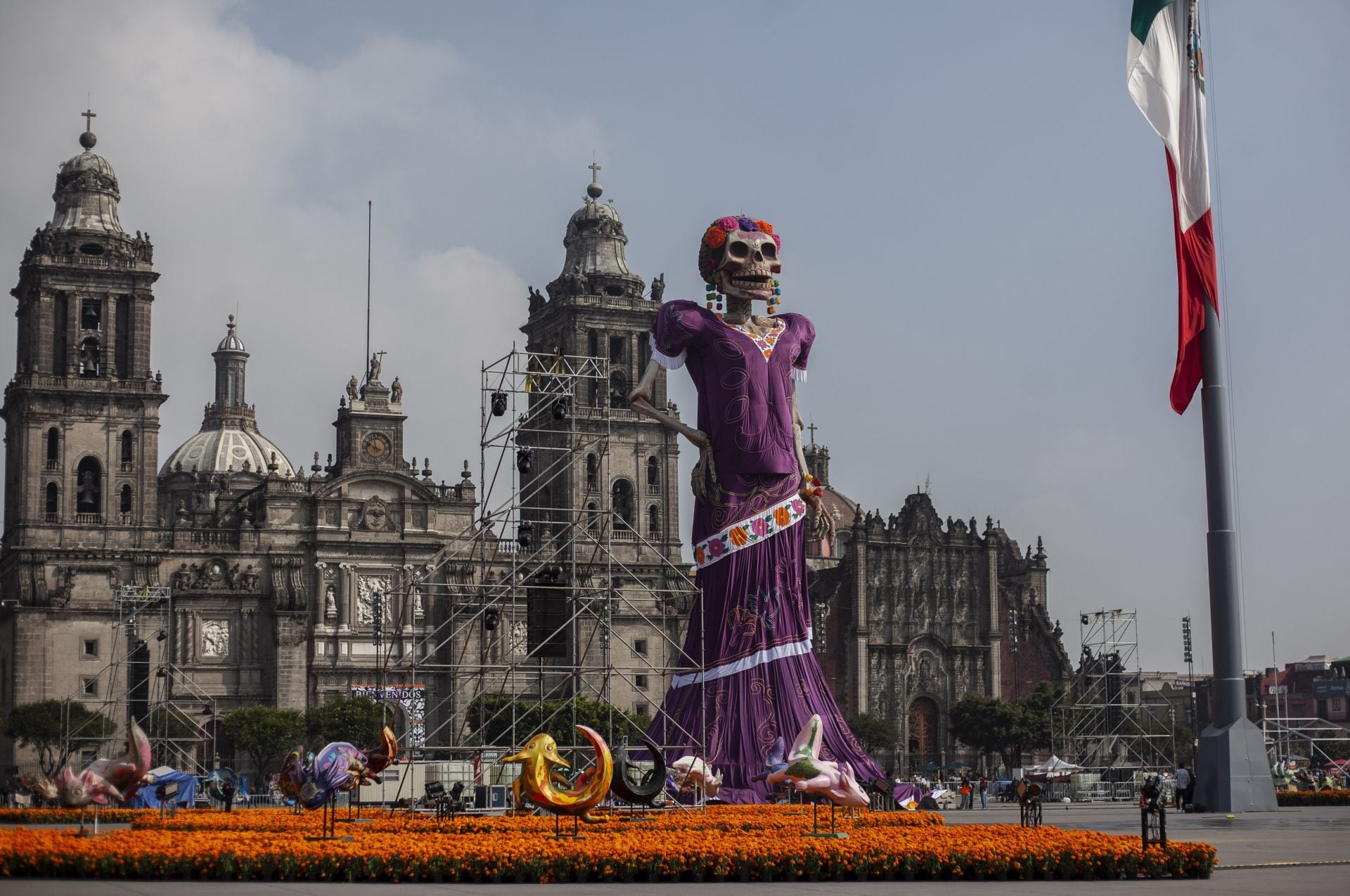 Últimos detalles de la Catrina gigante de 32 metros en el Zócalo a horas de ser inaugurado para acceso al público transeúntes (ANDREA MURCIA /CUARTOSCURO.COM)
