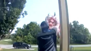 El gesto de un repartidor de Amazon con la bandera que emocionó a una familia militar en Kentucky