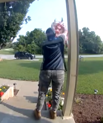 Un repartidor de Amazon realizó un gesto con la bandera estadounidense en una casa de Bullitt County, Kentucky, y conmovió a una familia militar (Captura CBS News)