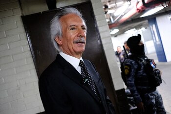 José Rubén Zamora, periodista guatemalteco, se dirige a su audiencia judicial (Reuters)