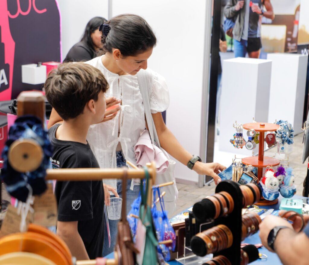 Emprendedores retornados exhibieron productos en el marco del IRONMAN 70.3 San Salvador. (Cortesía: Ministerio de Relaciones Exteriores)