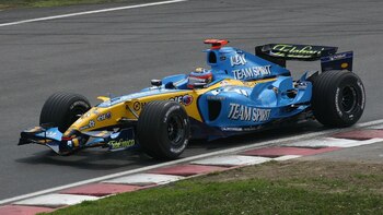 Fernando Alonso pilotando el Renault