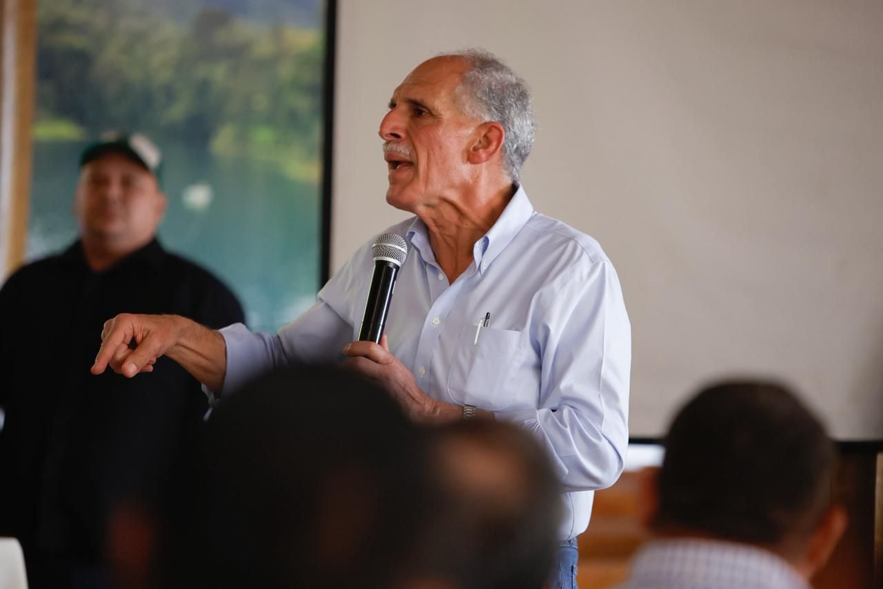 El presidente Nasry Asfura anunció una inversión para fortalecer a las municipalidades. El encuentro reunió a los 153 alcaldes nacionalistas en el Lago de Yojoa. (Foto: Cortesía)