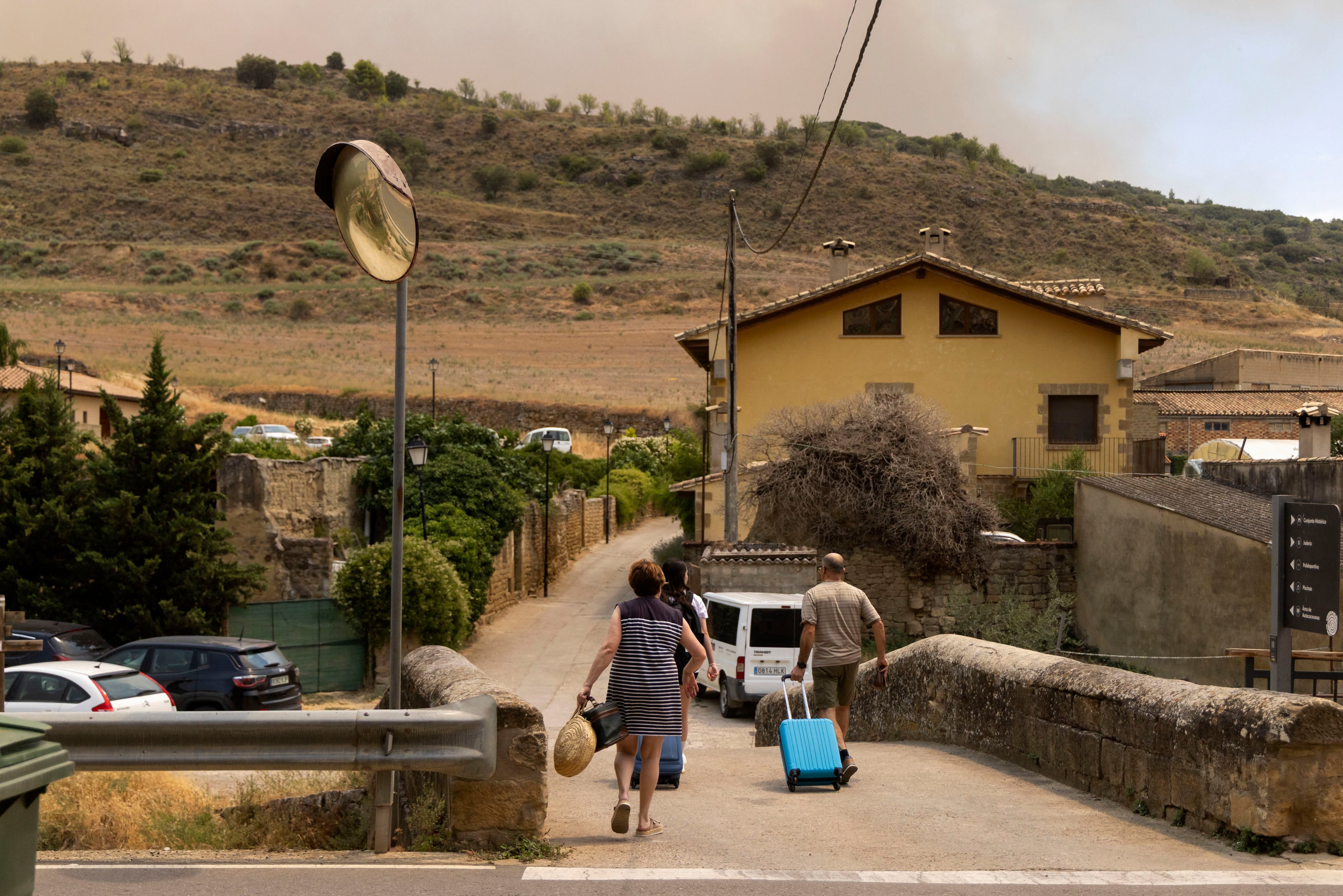 Vecinos de Uncastillo (Zaragoza) son evacuados preventivamente, por el incendio forestal declarado en Orés, en las Cinco Villas. (EFE/Toni Galán)