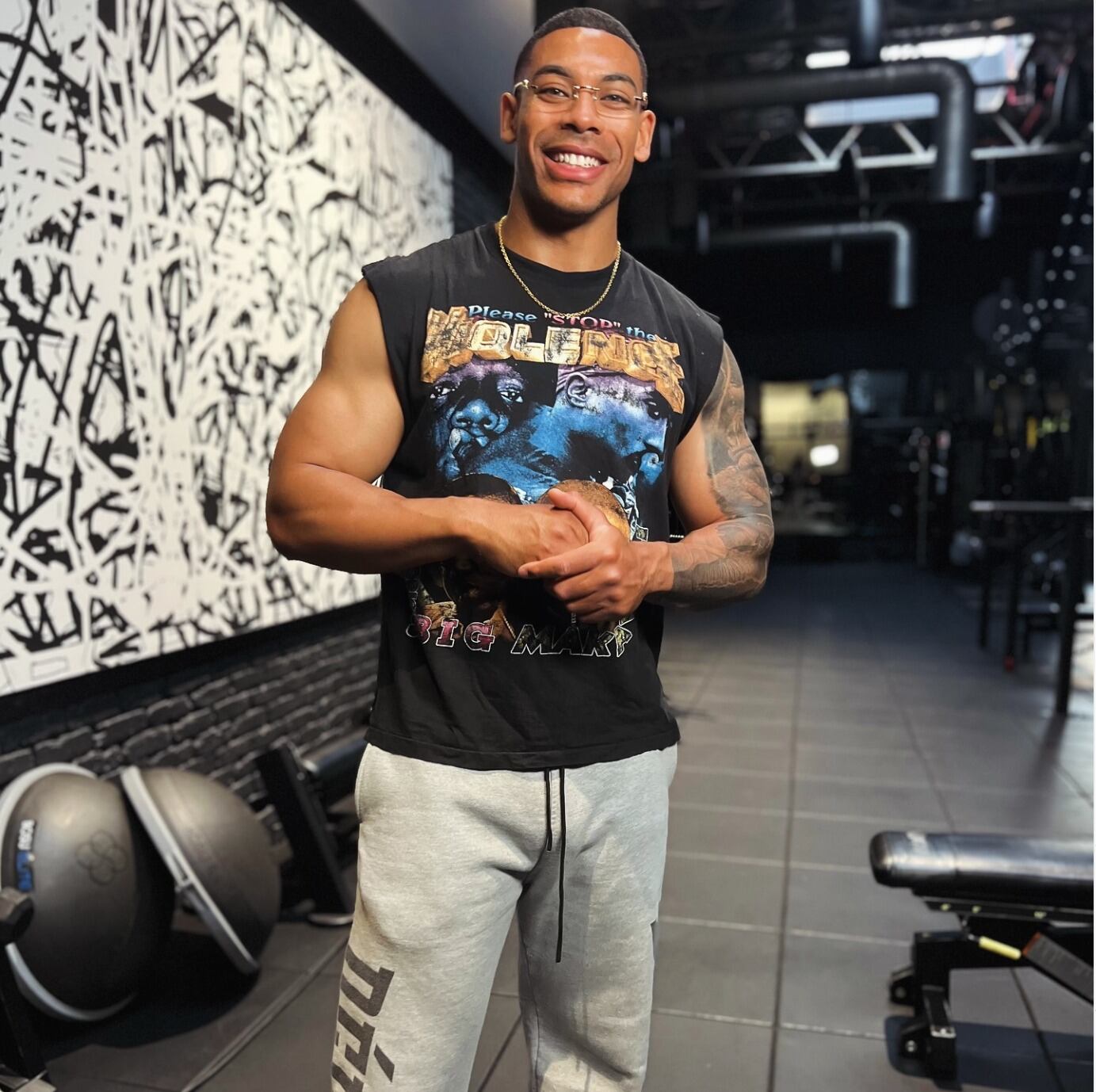 El entrenamiento de Aaron Pierre combina calistenia, pesas y artes marciales para lograr fuerza, resistencia y destreza (Instagram)