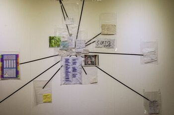 Macchi guarda papeles con anotaciones