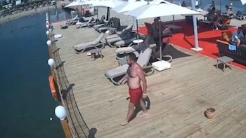 Un hombre de 39 años murió en Alanya tras lanzarse de cabeza desde un muelle hacia una zona con apenas 50 centímetros de profundidad (X: @halktvcomtr)