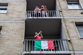 Aplausos en el barrio de