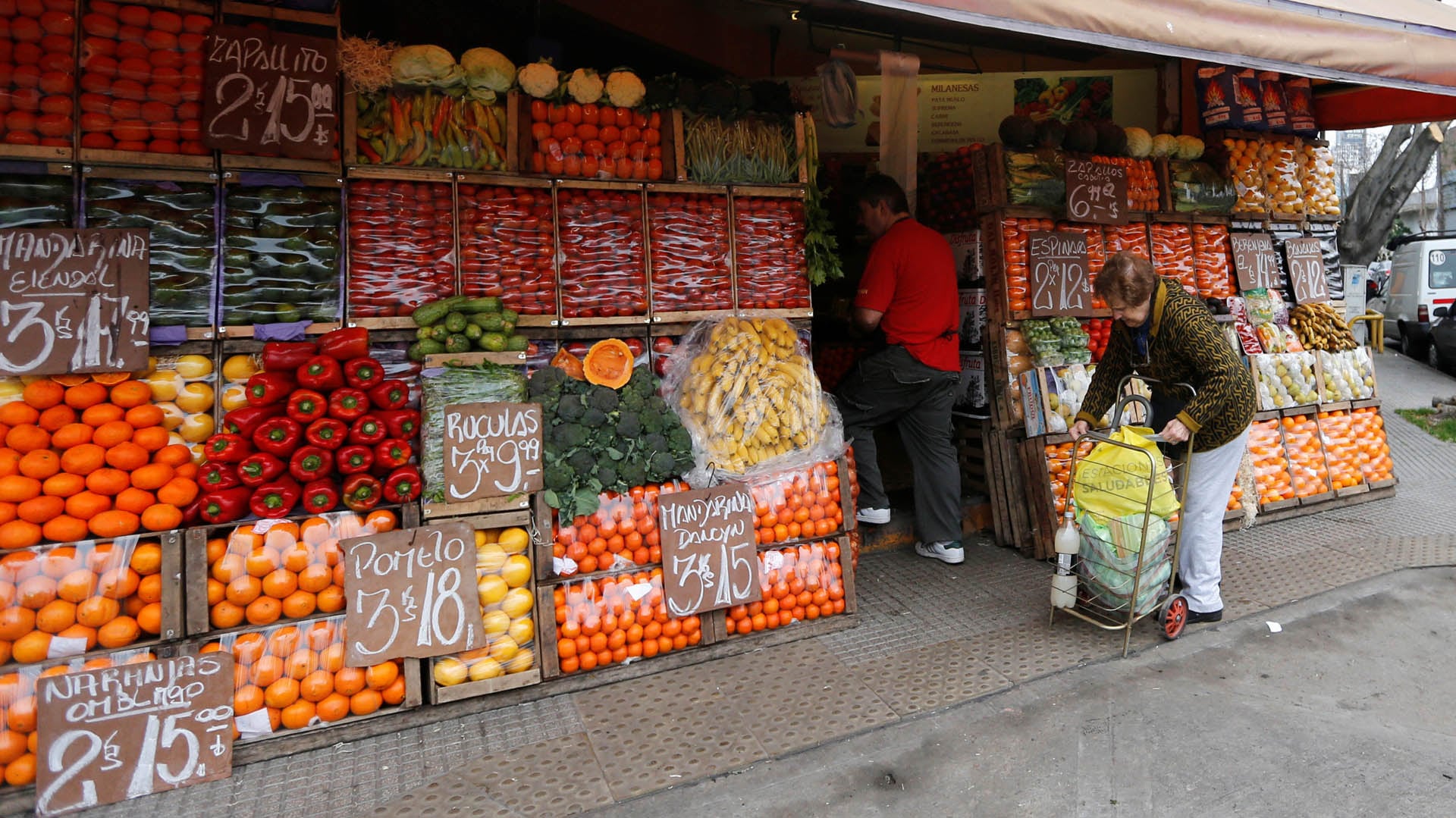 Precios aún más nostálgicos de la verdulería argentina
(Reuters)