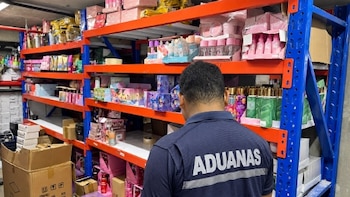 Decomisan cigarrillos, calzados y ropa de presunto contrabando en puestos fronterizos de Panamá