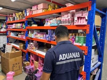 Funcionarios de la Dirección de Prevención y Fiscalización Aduanera retuvieron 31 bultos con perfumes de distintas marcas. (ANA)