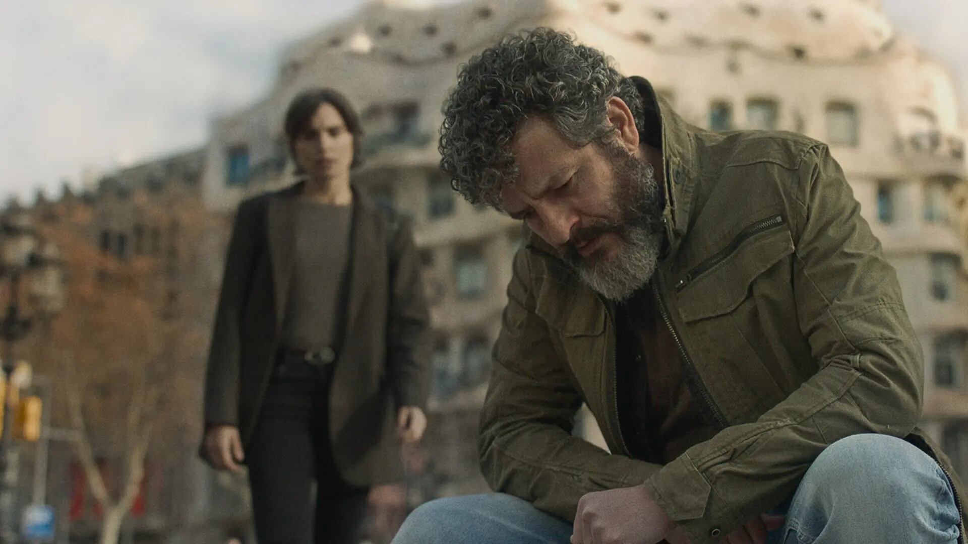 Verónica Echegui e Isak Férriz en 'Ciudad de sombras' (Netflix)