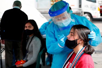 Personal sanitario realiza pruebas de