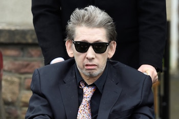 El músico Shane MacGowan sale