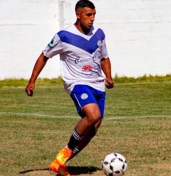 El episodio que terminó en tragedia se produjo durante la madrugada, luego de que un enfrentamiento que comenzó en una fiesta escolar continuó en la calle y tuvo como desenlace un ataque letal