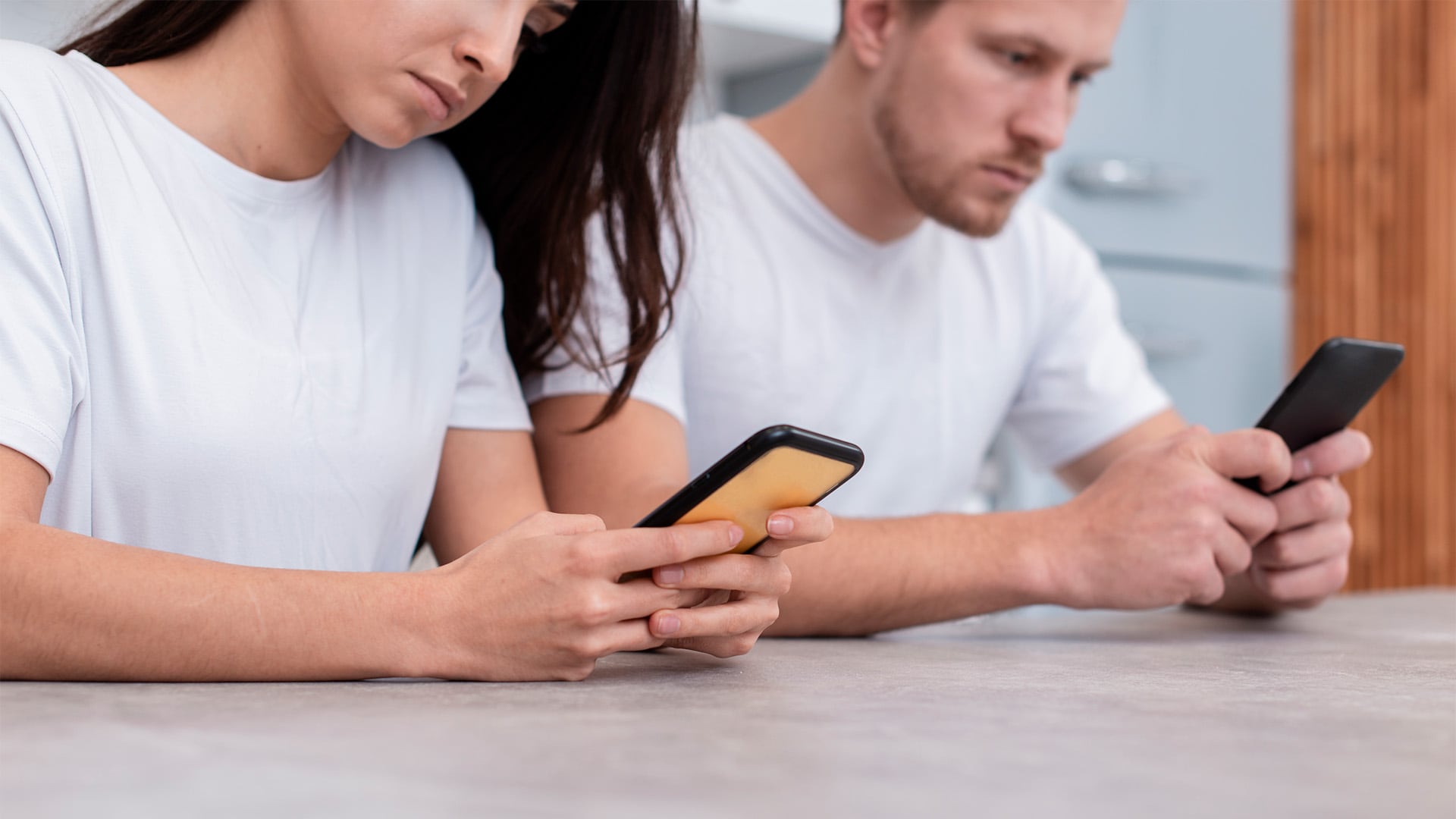 El FOMO, o miedo a quedarse afuera, impulsa la hiperconectividad y la ansiedad en la era digital (Freepik)