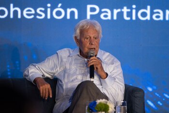 El ex presidente del Gobierno español Felipe González participará del foro "La democracia, ciudadanía, migración y Venezuela 2024" (EFE/ Orlando Barría)