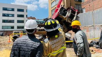 Grúa se desplomó sobre fachada