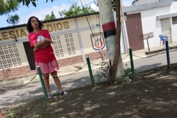 Imagen capturada por un lugareño que localizó a Paola Tatiana Lara García desorientada en la vía pública; esta constituye la última fotografía que se tiene de la joven con vida tras desaparecer el pasado 12 de junio (Cortesía Primerisima Nicaragua).