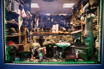 Una tienda de accesorios militares