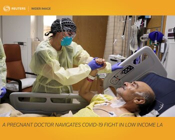 Una enfermera pone un respirador