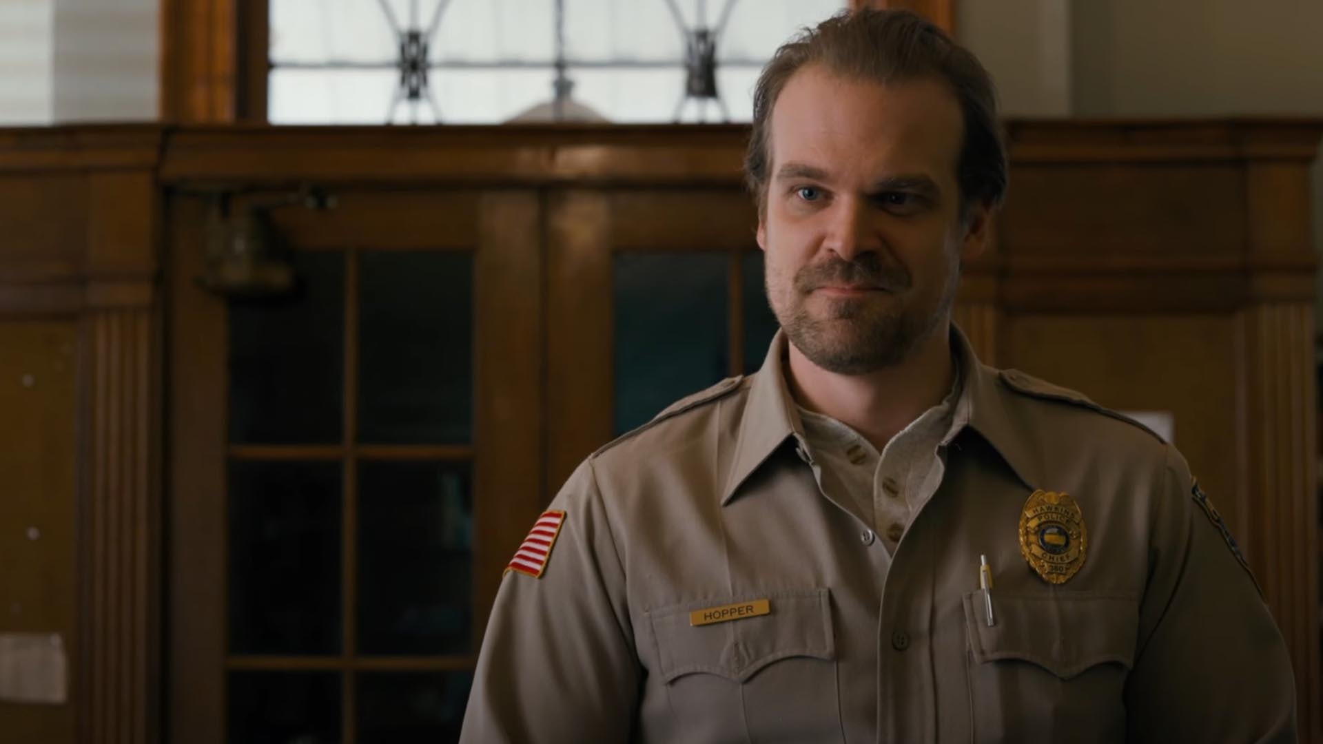 Stranger Things marcó un antes y un después en la carrera de Harbour, convirtiendo a Jim Hopper en un símbolo cultural (Crédito: Netflix)