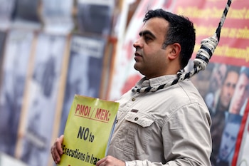Un hombre lleva una soga alrededor del cuello durante una protesta en Berlín contra la pena de muerte en Irán. El régimen ejecutó al menos a 1.639 personas en 2025, una cifra récord desde 1989 (Lisi Niesner/Reuters)