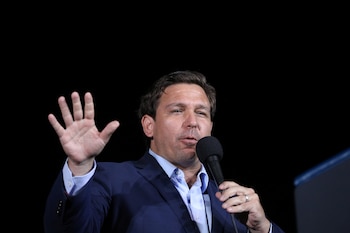 A medida que Trump va perdiendo popularidad, DeSantis, quien fue reelegido el martes como gobernador, va ganando favoritismo en las esferas conservadoras. (REUTERS)