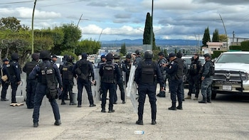 Detienen a 92 policías en