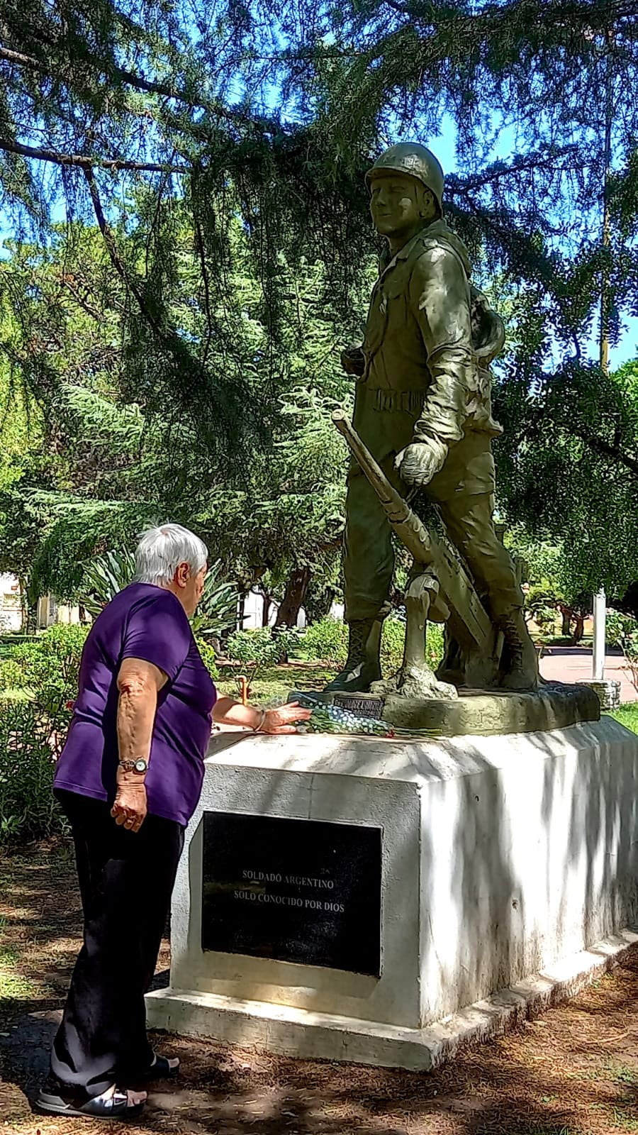 Al pie del monumento que recuerda a su hijo, en la plaza Saraví, en San Andrés de Giles
