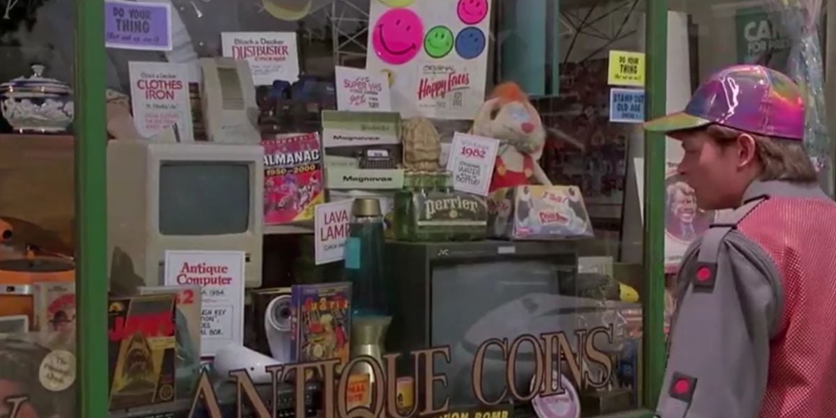 El escaparate de la tienda de antigüedades en “Volver al Futuro II” reúne objetos icónicos de los años 80 (foto: Captura/YouTube)