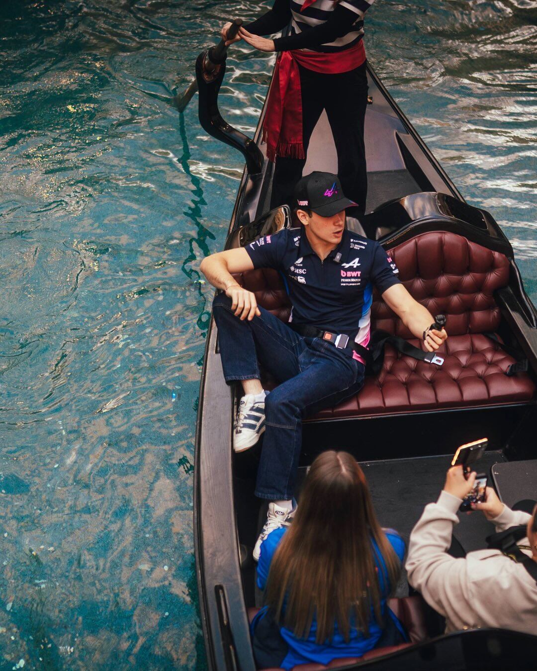 Franco prestándose para la producción de imágenes (@AlpineF1Team)