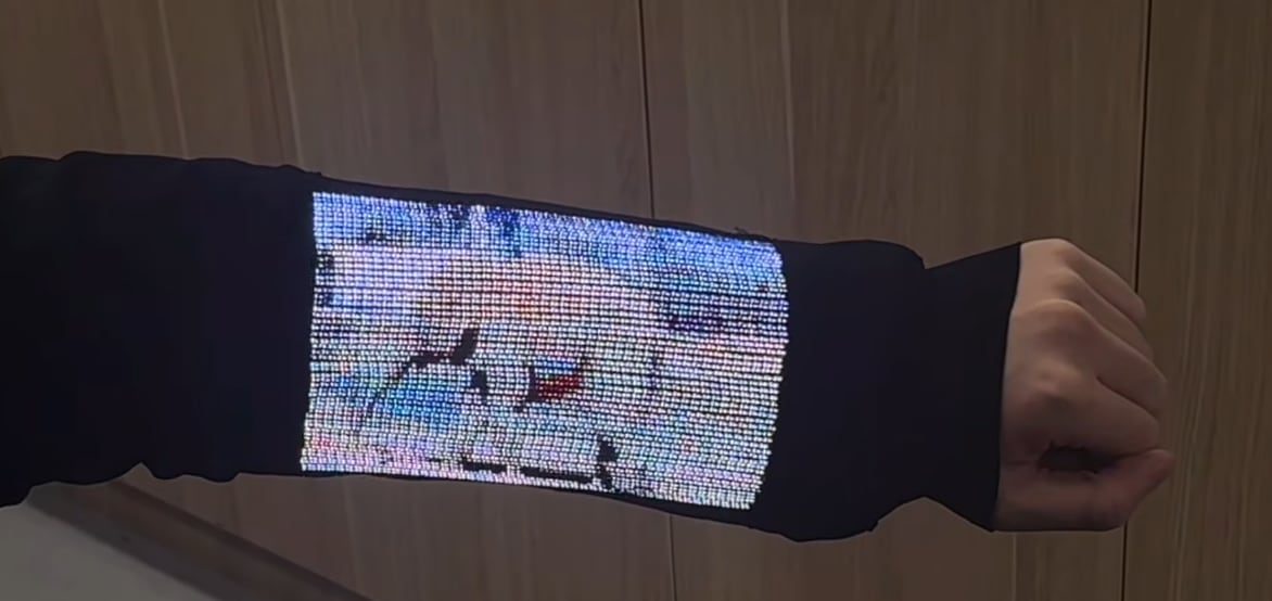 La pantalla integrada en la ropa se encuentra sobre la manga del usuario. (NUS)