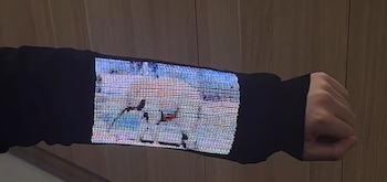 La pantalla integrada en la ropa se encuentra sobre la manga del usuario. (NUS)
