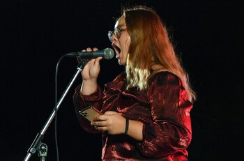 Panusaya Sithijirawattanakul habla durante una