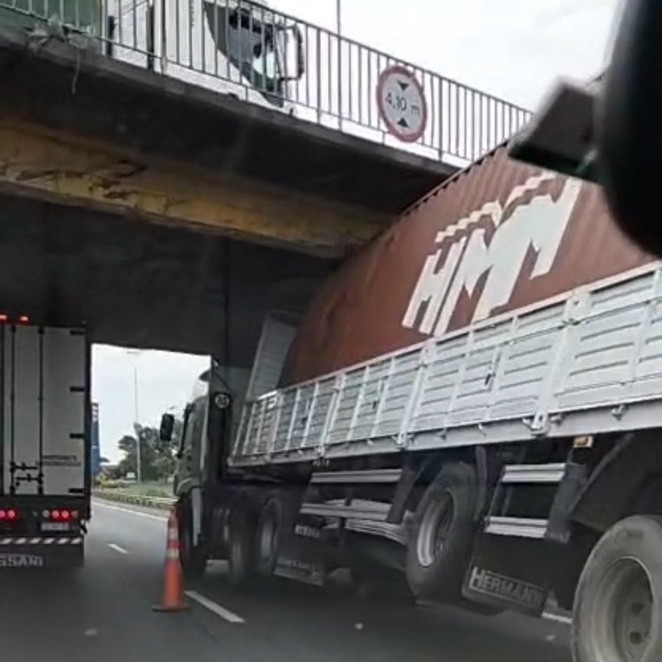 No se registraron heridos ni daños estructurales graves en el Puente Los Olivos tras el impacto del camión de gran porte (@jotaleonetti)
