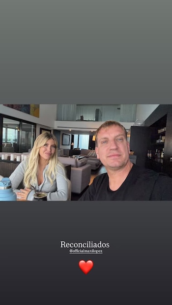 Wanda Nara y Maxi López sentados en una sala moderna, junto al texto Reconciliados y un emoji de corazón rojo sobre fondo gris