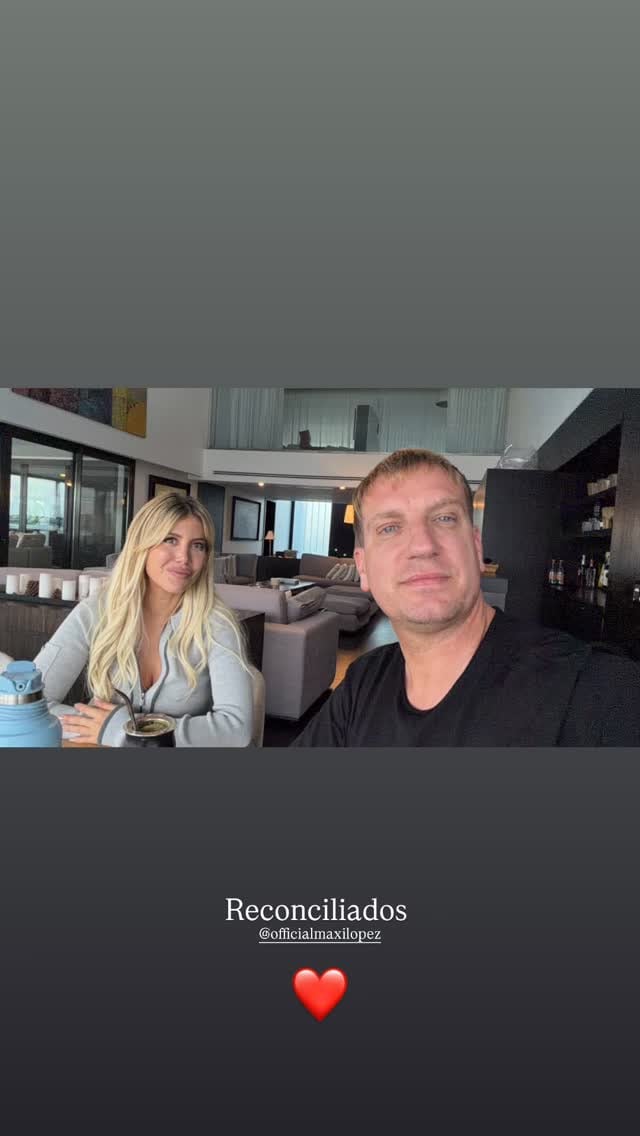 Wanda Nara y Maxi López posan juntos en un ambiente interior mientras comparten mate en una publicación difundida en redes sociales con la palabra Reconciliados.