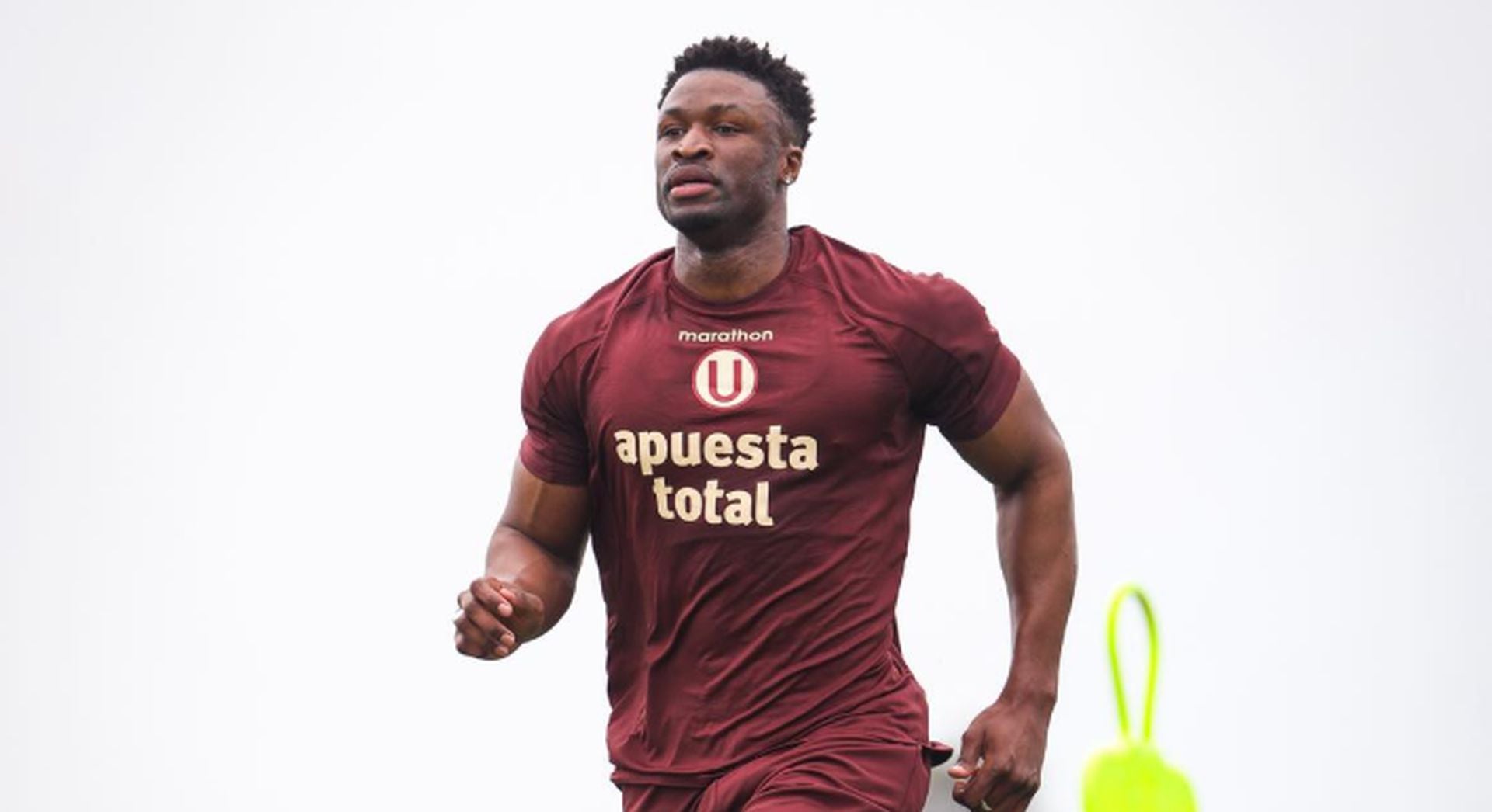 El delantero español de origen senegalés quedó libre tras su breve etapa en Universitario de Deportes y apuesta por el ring para sostener su estado físico mientras espera una nueva oportunidad en el fútbol profesional (Universitario de Deportes)